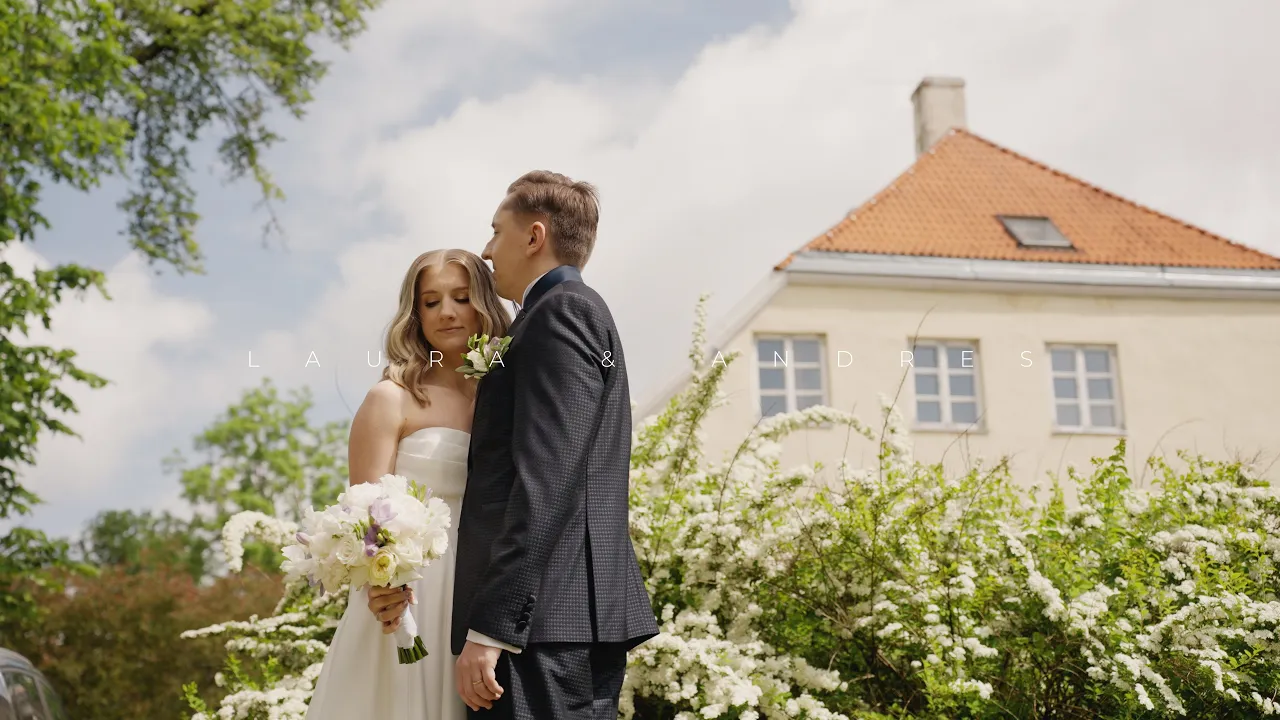 Pruutpaar mõisa taustal mõnulemas.
